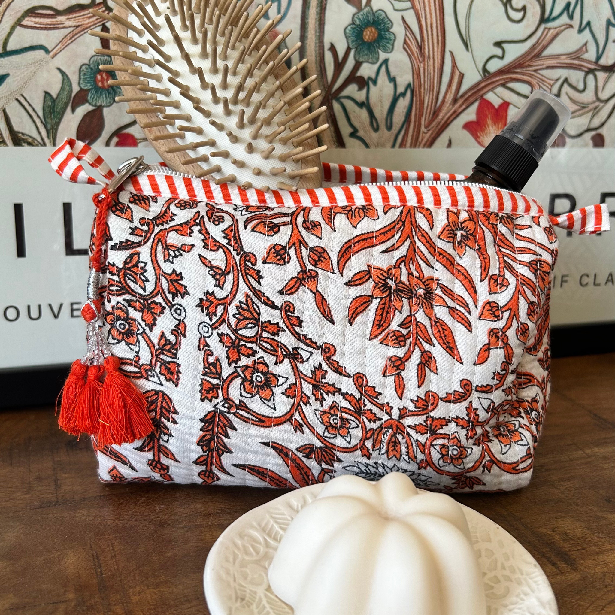Pochette matelassée à imprimé Block Print – Fleurs blanches