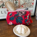 Pochette matelassée fleurie – Jardin rouge