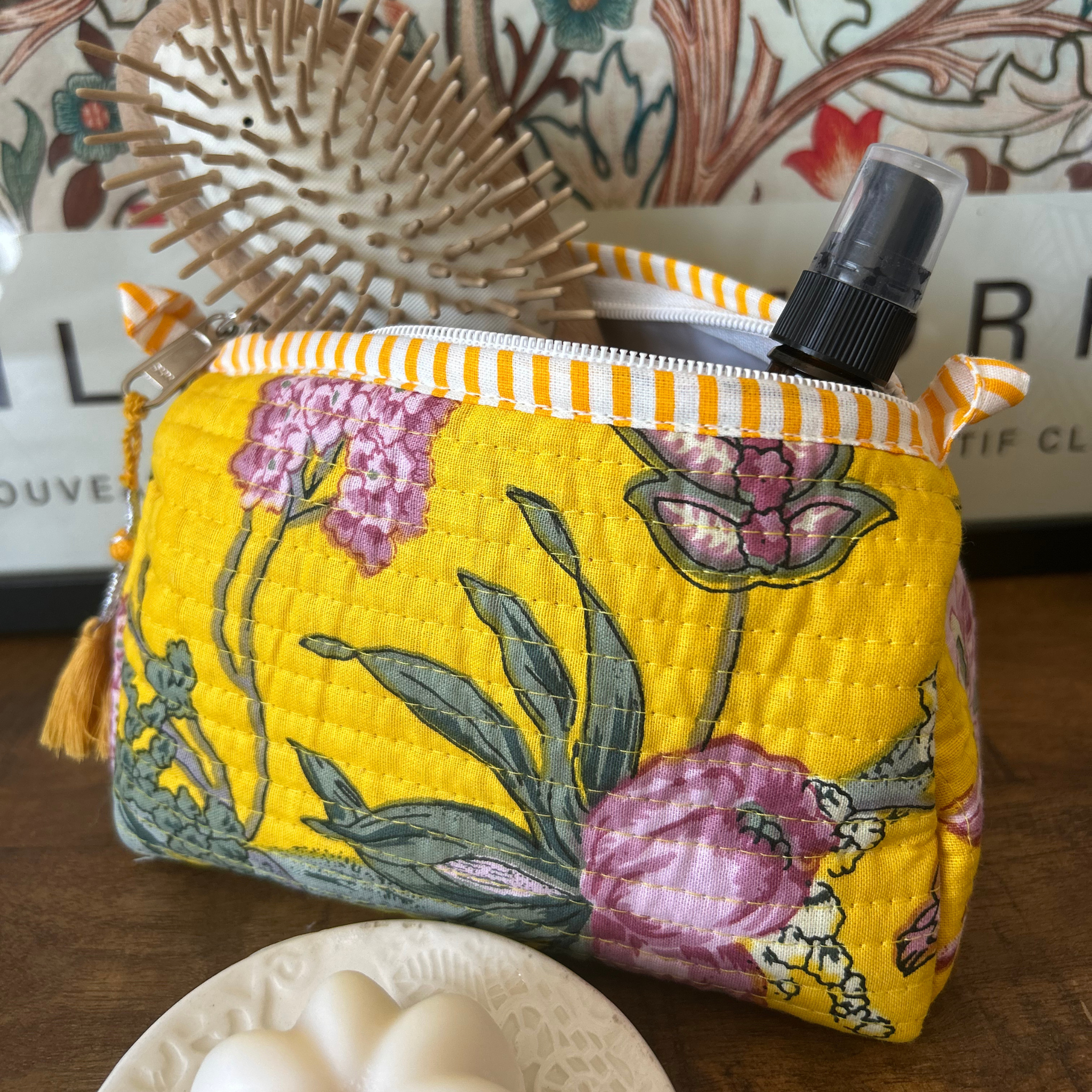 Pochette matelassée fleurie – Jardin ensoleillé